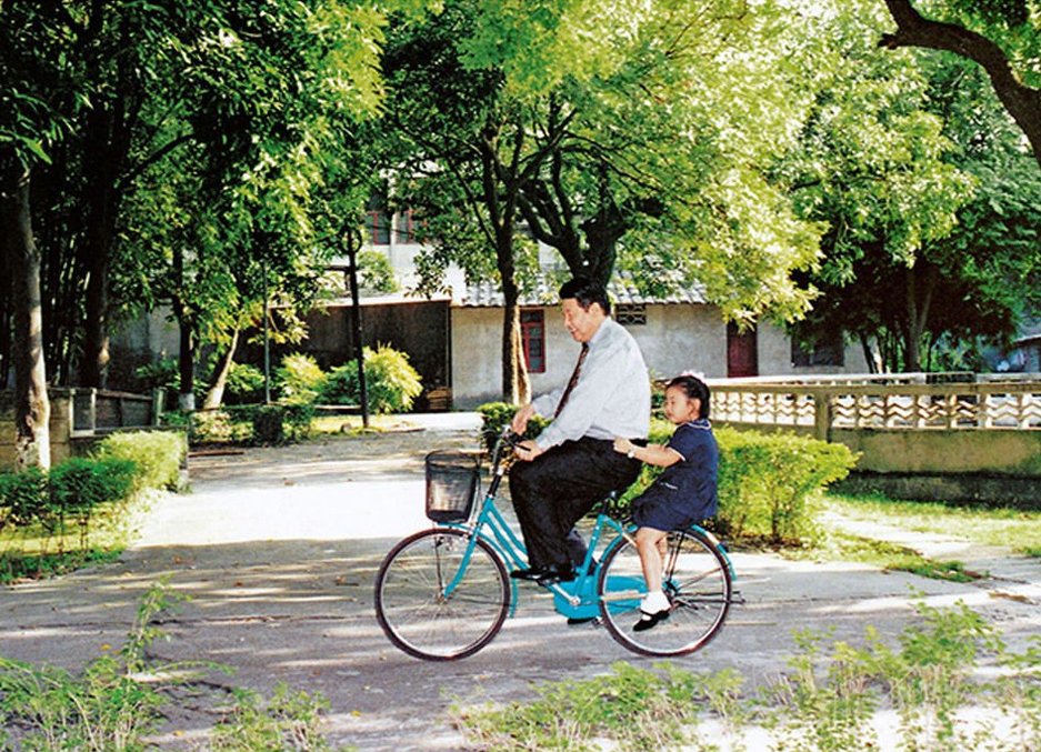 习近平在福州时带女儿玩.jpg