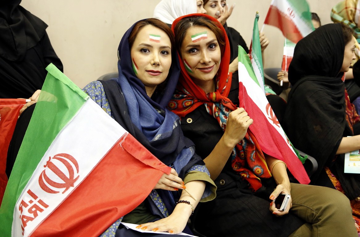 世界杯让伊朗美女撩去面纱