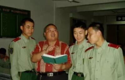 百度胖老师吧上海市公 安局轨道交通分局石宇玉老师求救 抖音快手百度贴吧百科图片视频知道搜索上海胖老师或 ...